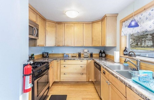 Seward Cottage | Salty Sam's Cozy Downtown Home