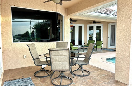 Mariner House | Salty Seahorse Serenade Lake 4-bedroom house in Cape Coral A/C POOL WiFi