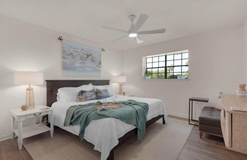 Miramar Beach Apartment | *Salty Siesta* Cozy 3BR-Walk to Beach-Pools-Golf!