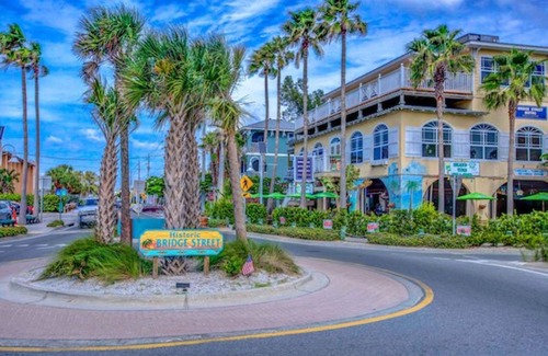 Bradenton Beach House | Salty Snapper Beach House, Steps to Beach, Pool Table, Tropical Yard w/Fire Pit