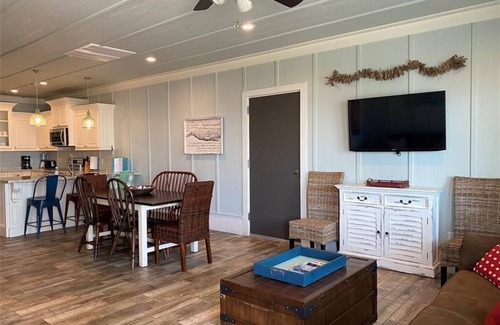 Crystal Beach House | Salty Suites, beachfront, opt golf cart