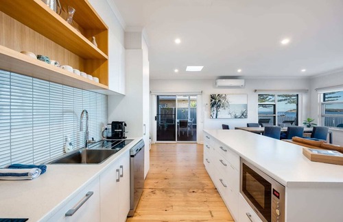 Encounter Bay House | Saltys, 4BRM, Beachfront, WIFI