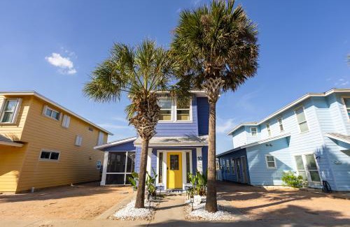 Port Aransas House | SaltyWaves CozyCottage CloseToBeach SharedPool Pets GamesGrill