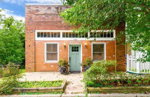 Saluda House | Saluda Proper Downtown Saluda contemporary downtown Mountain Luxury HOT TUB TIEC