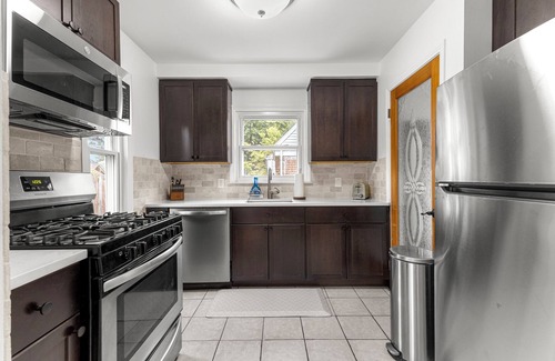 Royal Oak House | Sams Place: Western Vibe Blocks from DT RO