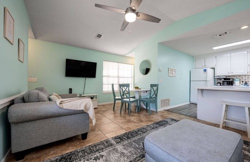 Summer Breeze House | SAN-DEE | Affordable Condo + 5min WALK TO BEACH!
