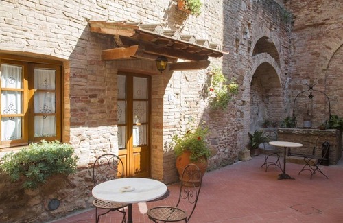 San Gimignano City Centre Apartment | san gimignano apartment in historical center, courtyard and fast free wifi