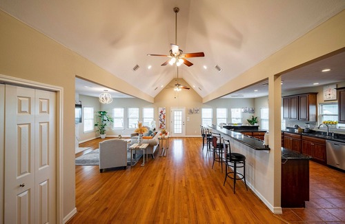 Dickinson House | San Leon Vista Del Mare with Pool and Private Pier - Galveston, TX