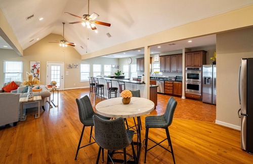 Dickinson House | San Leon Vista Del Mare with Pool and Private Pier - Galveston, TX
