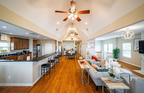 Dickinson House | San Leon Vista Del Mare with Pool and Private Pier - Galveston, TX