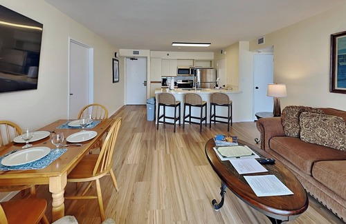 Galveston Condo | San Luis 1033 | Beach Views + Swim Up Bar & On-Site Amenities!