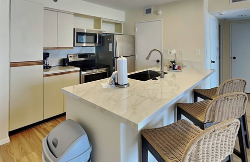 Galveston Condo | San Luis 1033 | Beach Views + Swim Up Bar & On-Site Amenities!