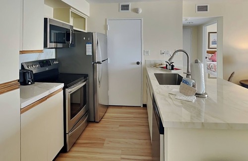 Galveston Condo | San Luis 1033 | Beach Views + Swim Up Bar & On-Site Amenities!