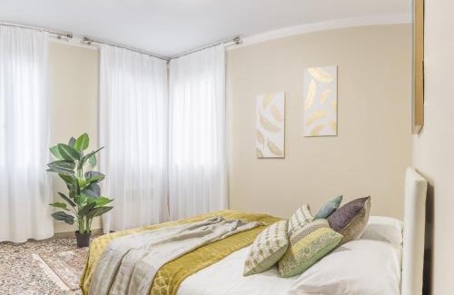 San Marco Apartment | San Marco Square with Canal View by Wonderful Italy