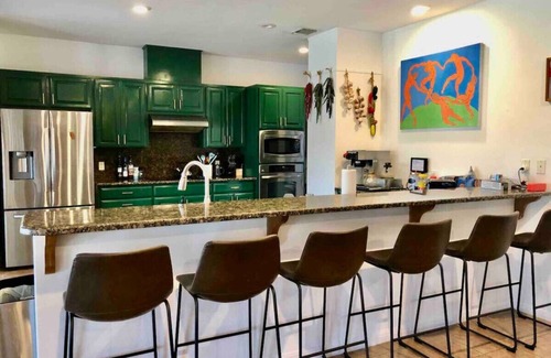 Martindale House | San Marcos River House I 2 Pickleball Courts I Sleeps 20+ l Hot Tub l 3 acres