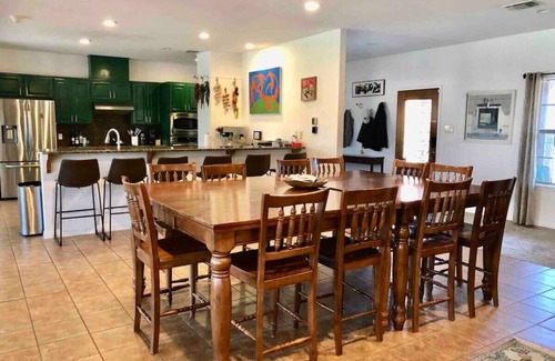 Martindale House | San Marcos River House I 2 Pickleball Courts I Sleeps 20+ l Hot Tub l 3 acres