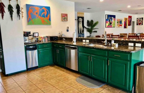 Martindale House | San Marcos River House I 2 Pickleball Courts I Sleeps 20+ l Hot Tub l 3 acres