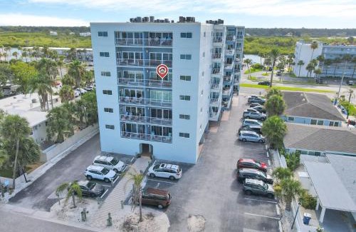 North Redington Beach Apartment | San Remo 406 Beachfront Suite