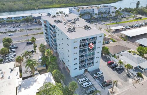 North Redington Beach Apartment | San Remo 406 Beachfront Suite