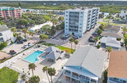 North Redington Beach Apartment | San Remo 406 Beachfront Suite