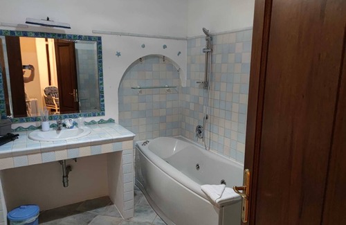 Buddittogliu Straulas House | San Teodoro Borgo Straula comfort room with hydromassage tub