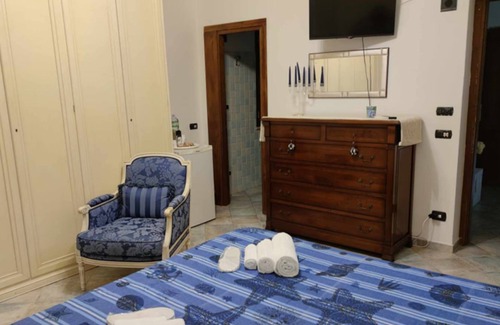 Buddittogliu Straulas House | San Teodoro Borgo Straula comfort room with hydromassage tub