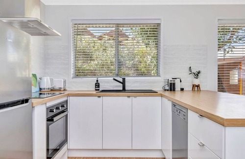 Aldinga Beach Cabin | Sanbis Cabin~hidden boutique retreat, sea views