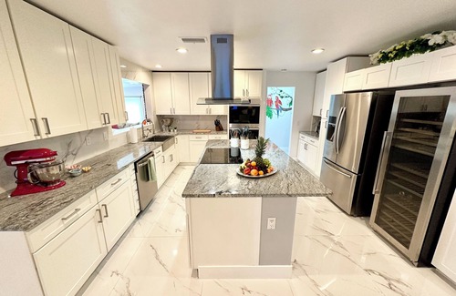 Lake Worth House | Sanctuary 7BR Sleeps 16, Heated Pool, Tiki Bar, Pickleball, Gameroom, No Stairs