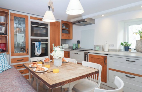 Teignmouth House | SANCTUARY COTTAGE, family friendly, with open fire in Shaldon