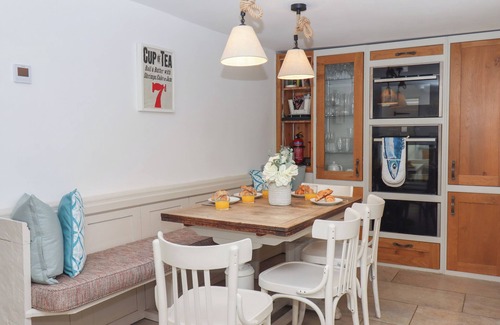 Teignmouth House | SANCTUARY COTTAGE, family friendly, with open fire in Shaldon