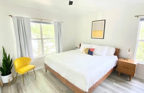 Gainesville House | Sanctuary Gainesville Bright 2 BR King Condo