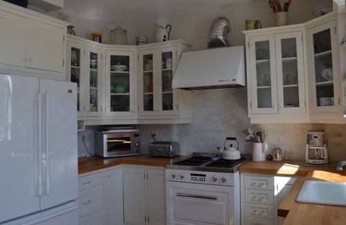 Bracondale Hill House | Sanctuary in the city, quiet neighbourhood, lovely gardens. Steps to transit.