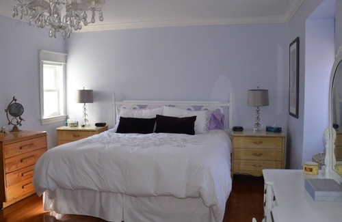 Bracondale Hill House | Sanctuary in the city, quiet neighbourhood, lovely gardens. Steps to transit.