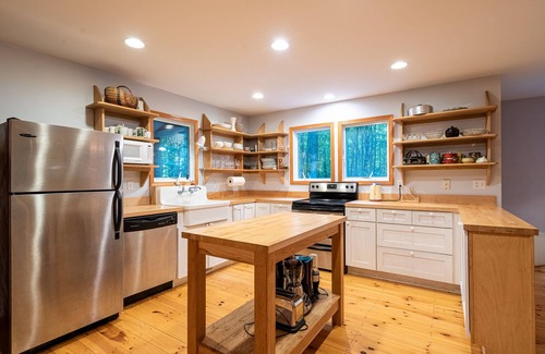 Glenn House | Sanctuary - Surrounded by Nature, walking dist. to beach - Pet Friendly