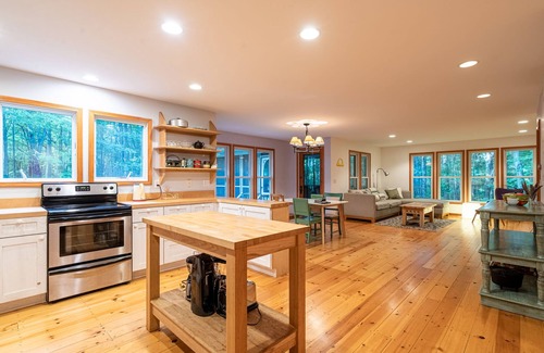 Glenn House | Sanctuary - Surrounded by Nature, walking dist. to beach - Pet Friendly