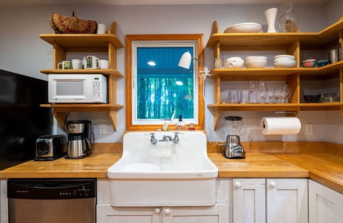 Glenn House | Sanctuary - Surrounded by Nature, walking dist. to beach - Pet Friendly