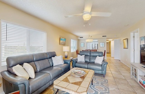 Indian Rocks Beach Condo | Sand Castle condo with Gulf-view balcony, heated pool, hot tub & beach access