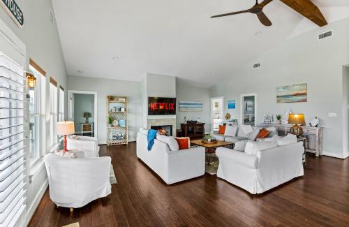 Crystal Beach House | Sand Dollar Beachside 3BR Retreat, Ocean Views, Firepit & Pet Friendly
