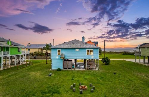Crystal Beach House | Sand Dollar Beachside 3BR Retreat, Ocean Views, Firepit & Pet Friendly