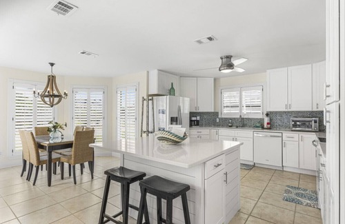 Gulf Pines House | Sand Dollar Hideaway 4 Bedroom & 4 Bath Cottage with Guest House