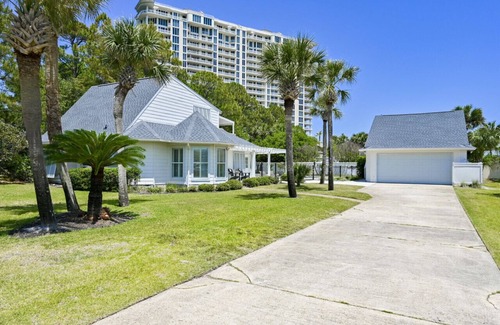 Gulf Pines House | Sand Dollar Hideaway 4 Bedroom & 4 Bath Cottage with Guest House
