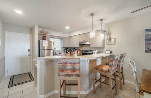 Wilmington Beach Condo | Sand Pebbles C21 | Ocean View + Community Pool!