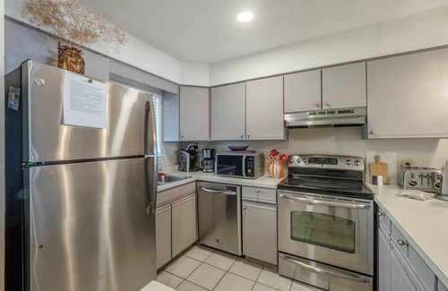 Wilmington Beach Condo | Sand Pebbles C21 | Ocean View + Community Pool!
