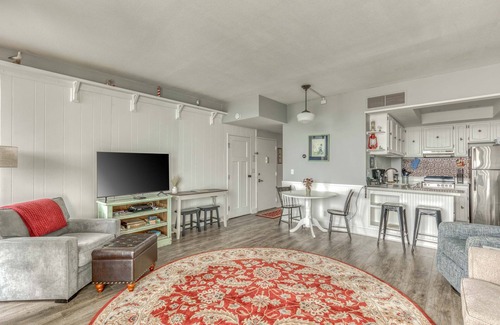 Seaside Condo | Sand & Sea (610) Gulls Nest -Top Floor Mountain & Ocean Views