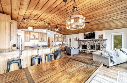 Brazeau House | Sand Shoreline, Party Garage, Picturesque Sunsets, Dock