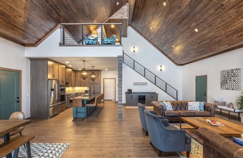 Hayward House | Sandalwood Retreat on Round Lake - Waterfront property with screened porch 