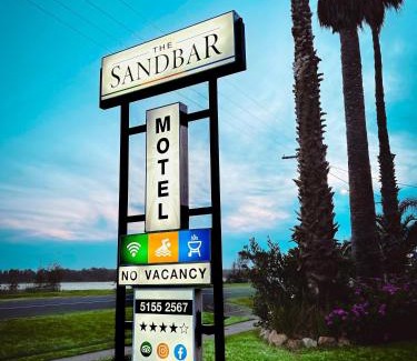 Lakes Entrance Hotel | Sandbar Motel