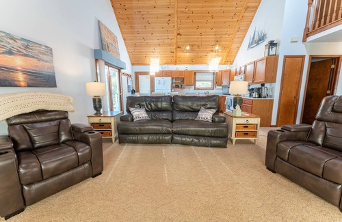 Gulliver House | Sandbox on Michibay: Autumn on Lake Michigan – Fall Colors & Cozy Nights Await!
