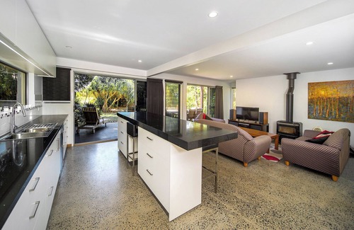 New Brighton House | "Sandcastles" is a stunning modern-style beachfront property in New Brighton.