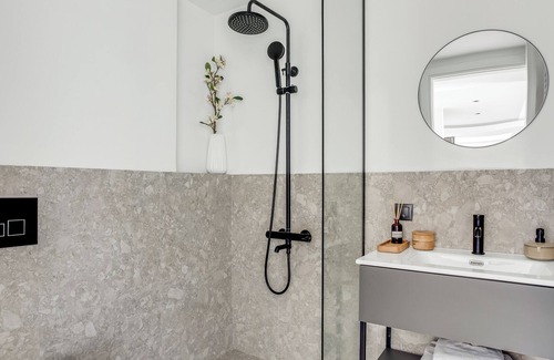 Thessaloniki Apartment | Sanders Arch - Efficient Family Apt w Balcony